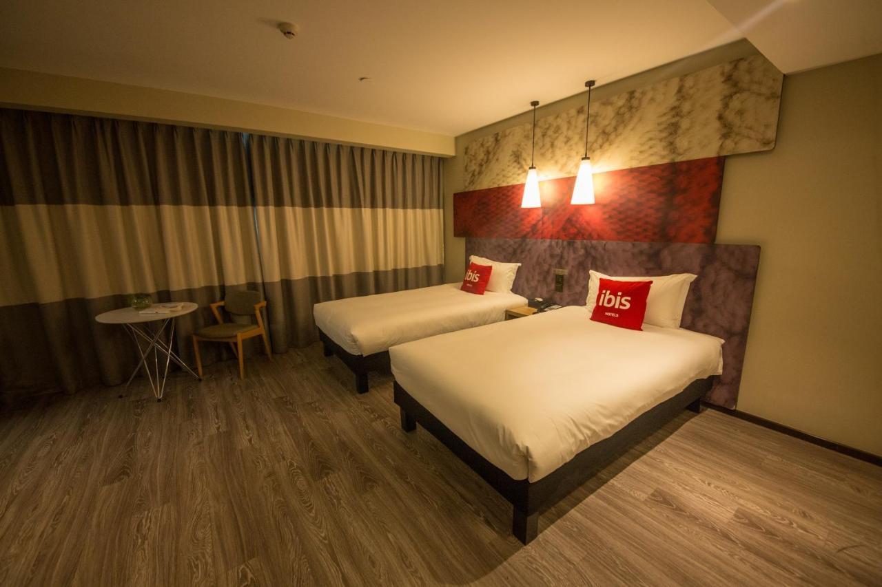 Ibis Urumqi Weixing Square Hotel Exterior foto