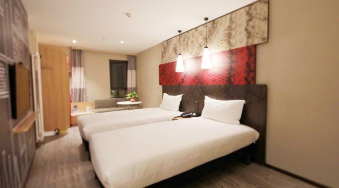 Ibis Urumqi Weixing Square Hotel Exterior foto