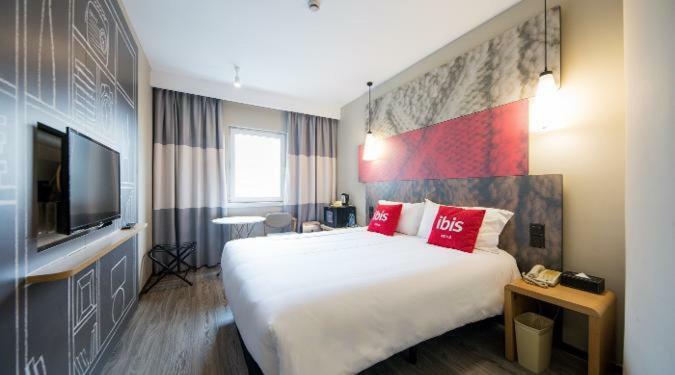 Ibis Urumqi Weixing Square Hotel Exterior foto